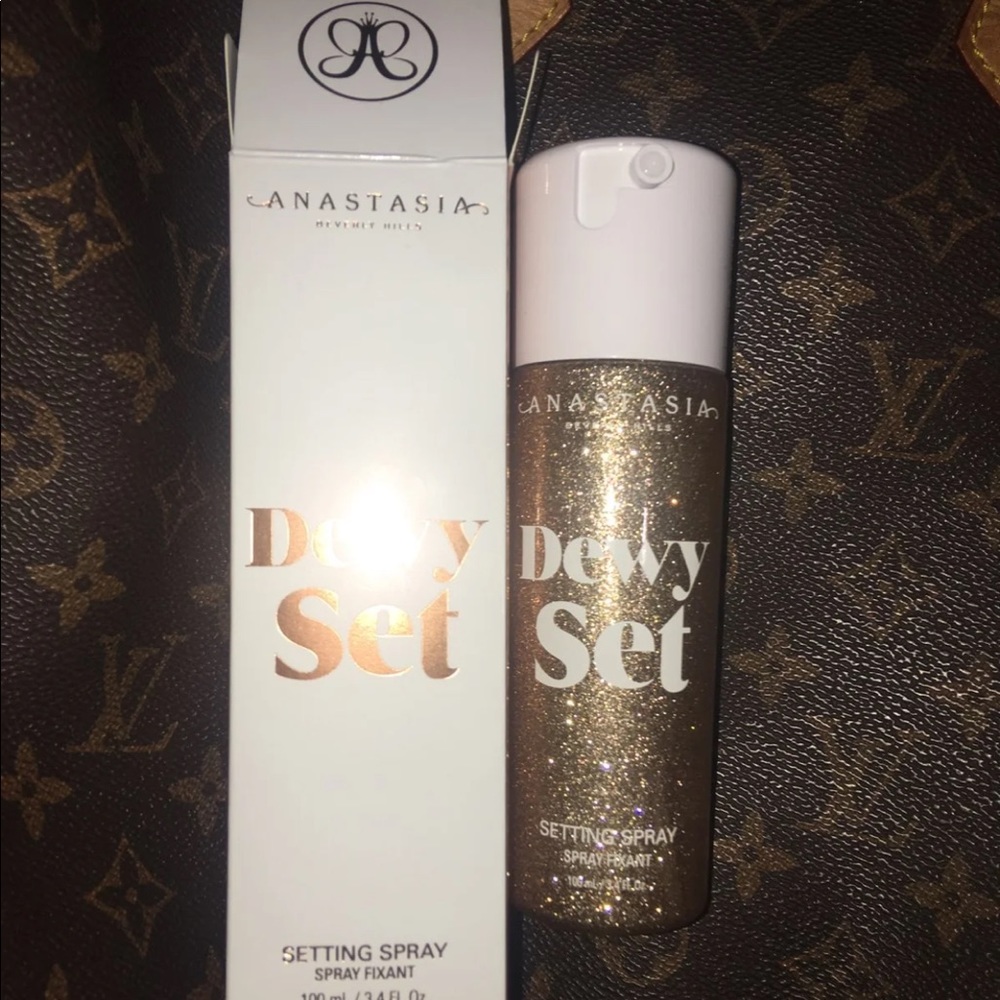 Anastasia Beverly Hills dewy set spray